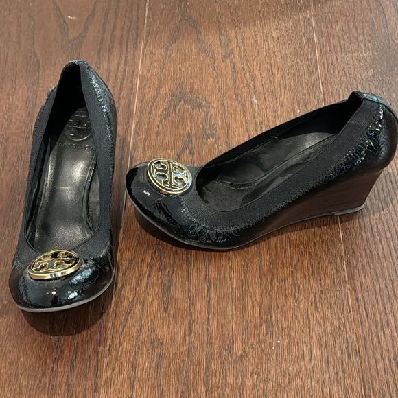 Tory Burch Women’s Black Patent Leather Caroline Wedges Size 7.5 - Picture 2 of 7